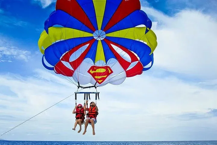 Jetzt Parasailing in Hurghada buchen