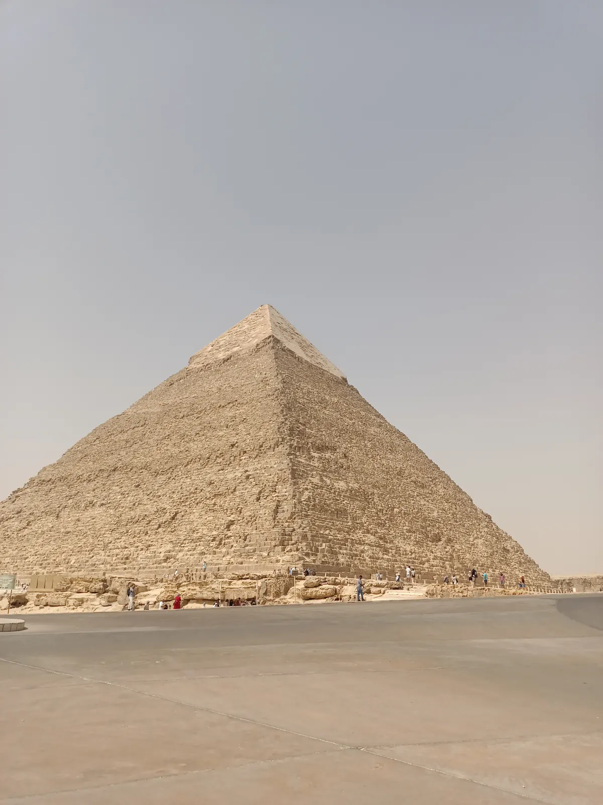 Die Chephren-Pyramide auf dem Pyramidenplateau von Gizeh bei Kairo