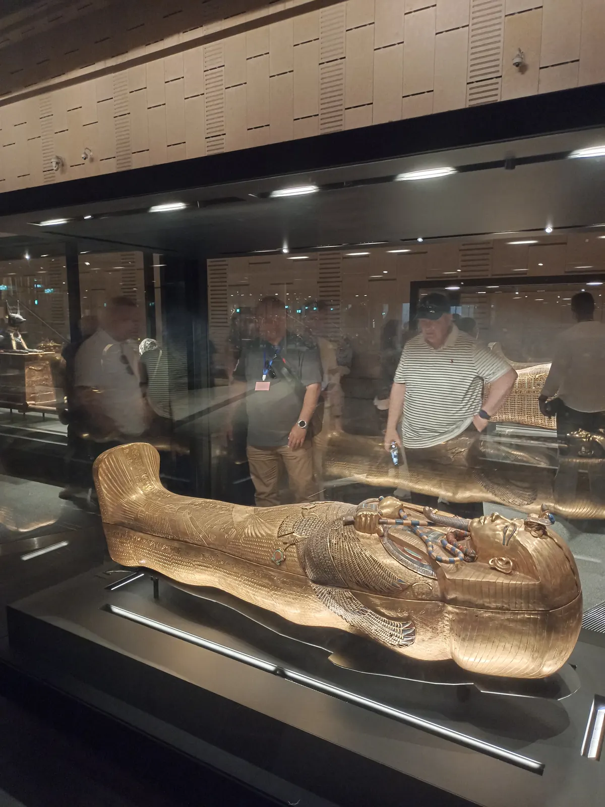 Goldener Sarkophag des Tutanchamun in der Ausstellungsvitrine des Grand Egyptian Museum