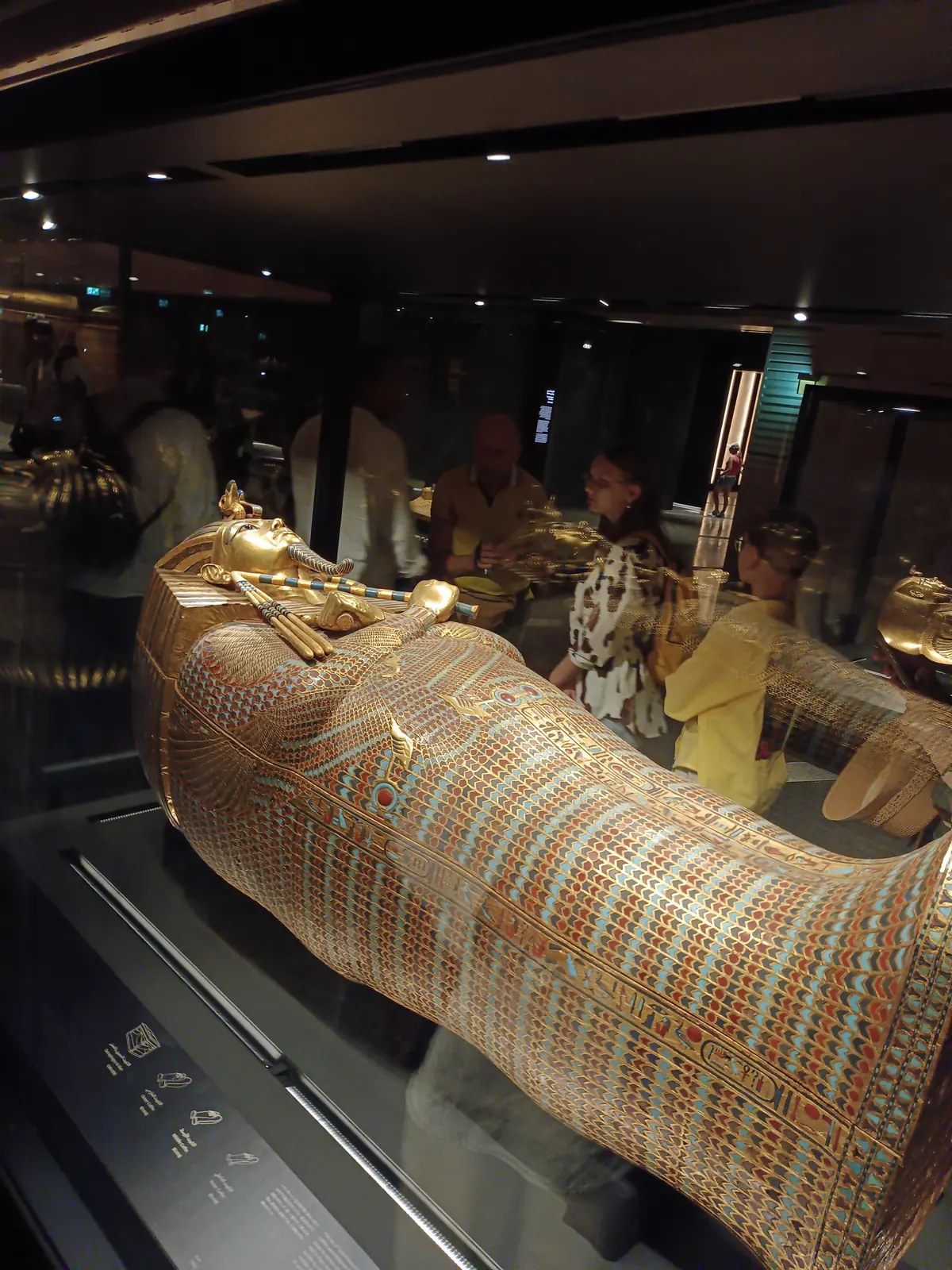 Nahaufnahme des reich verzierten goldenen Sarkophags von Tutanchamun im Grand Egyptian Museum
