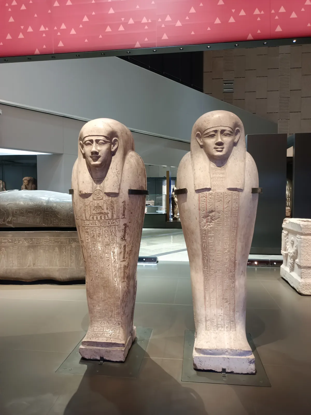 Zwei kunstvoll verzierte Sarkophage mit Hieroglyphen im Grand Egyptian Museum in Kairo