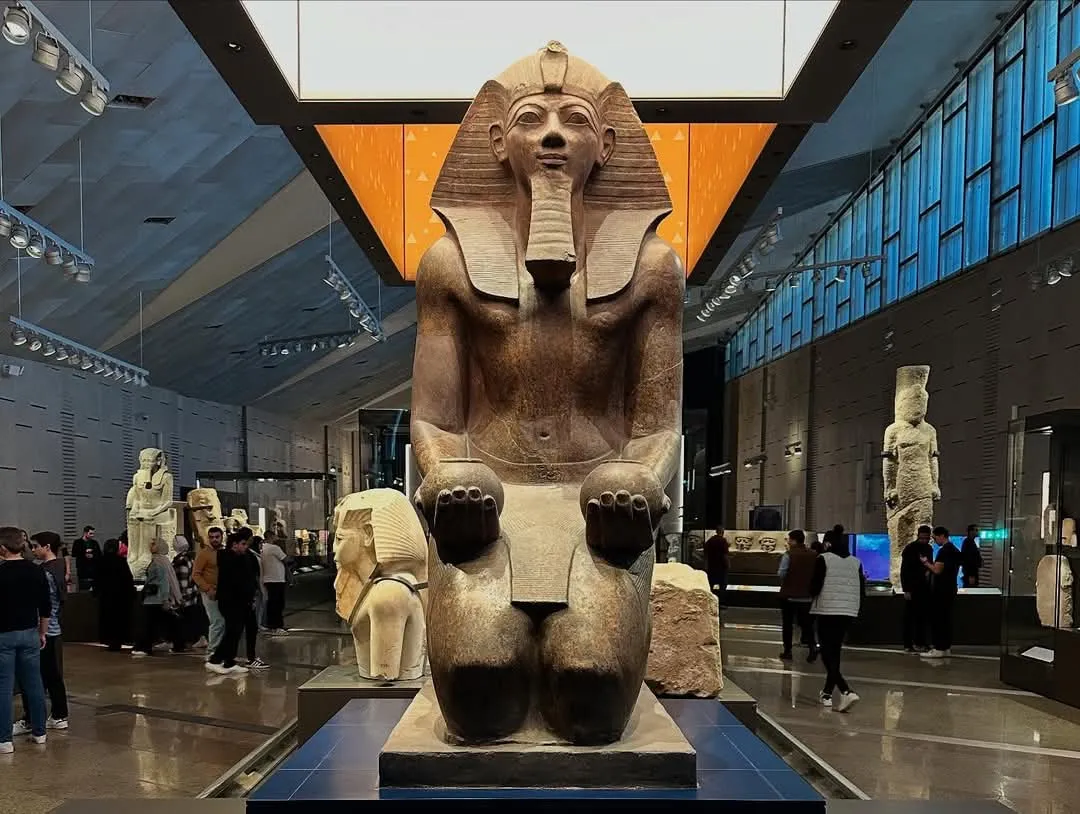 Gro&szlig;e Statue eines Pharaos in der Haupthalle des Grand Egyptian Museum