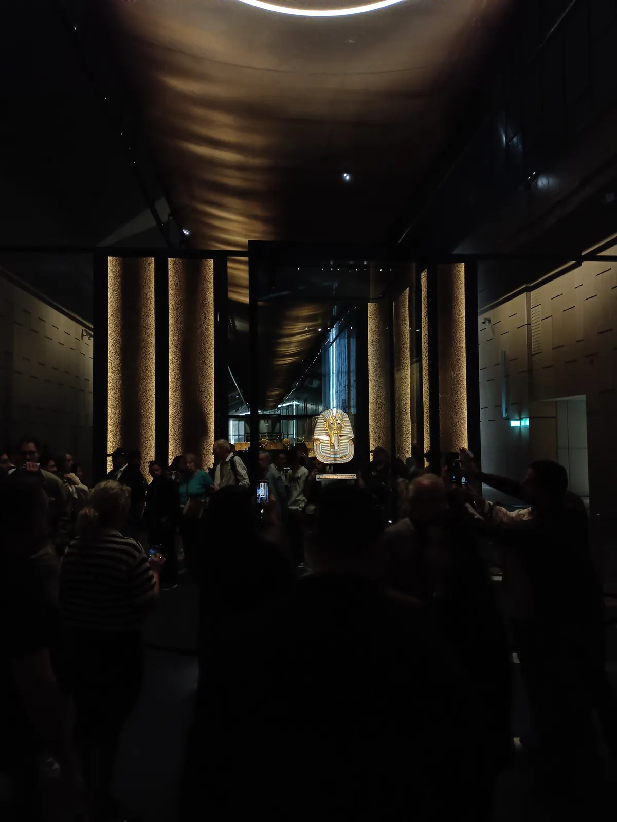 Besucher bestaunen die beleuchtete Halle mit der Tutanchamun-Sammlung im Grand Egyptian Museum