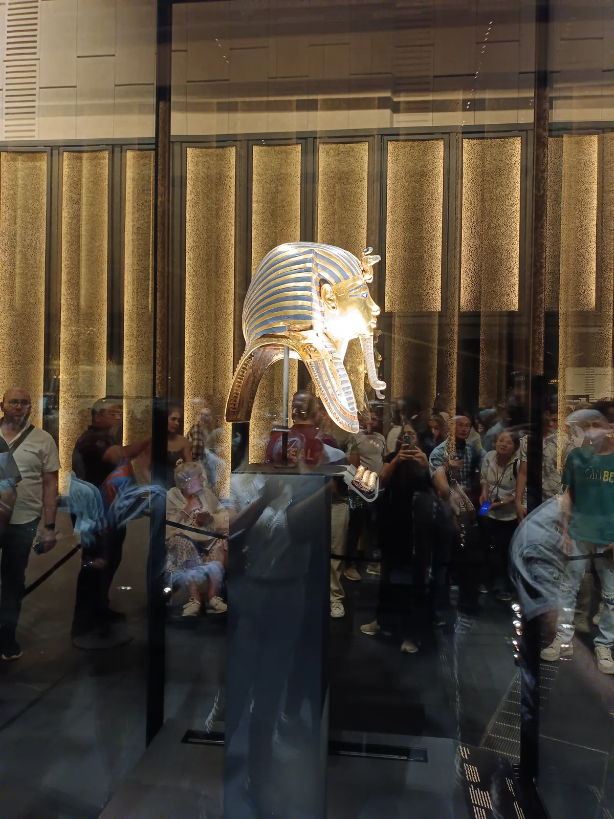 Nahaufnahme der goldenen Totenmaske des Pharaos Tutanchamun im Grand Egyptian Museum in Kairo