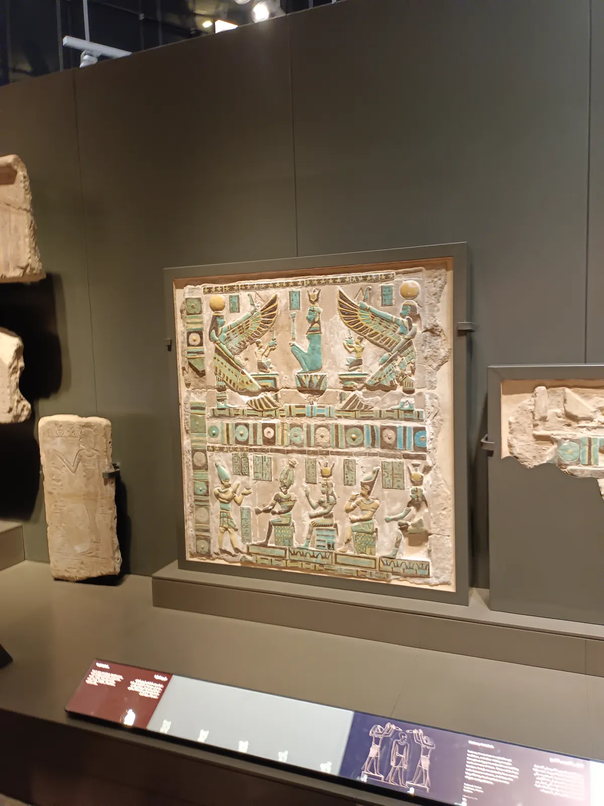Bemaltes Wandrelief mit Hieroglyphen und Götterdarstellungen im Grand Egyptian Museum