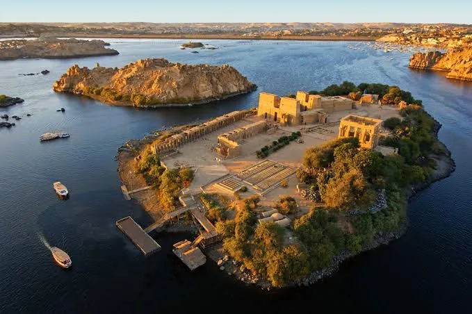Der Philae-Tempel auf einer Insel im Nil bei Assuan aus der Vogelperspektive