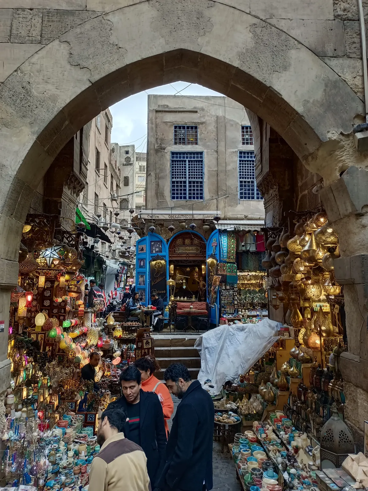 Historischer Torbogen am Eingang zum Khan El-Khalili Basar in Kairo