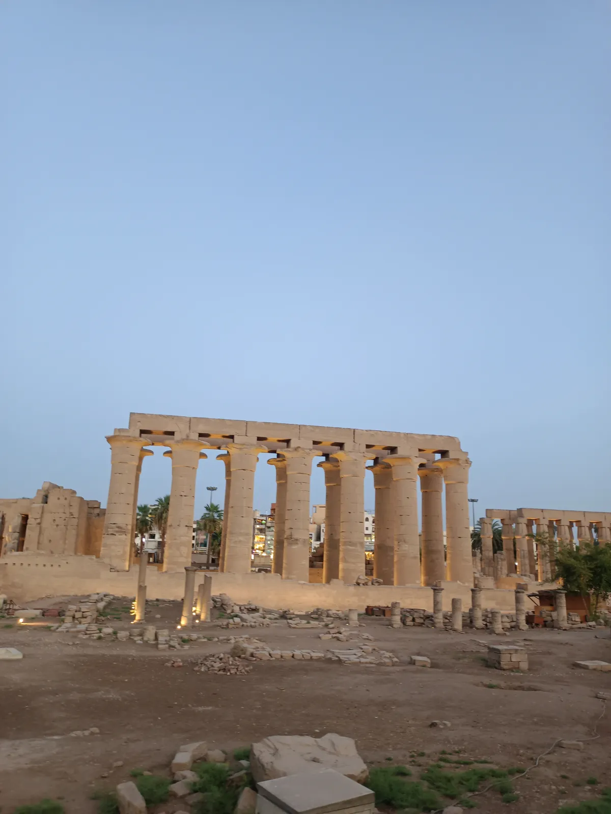 Der Luxor-Tempel in der Abendd&auml;mmerung mit beleuchteten S&auml;ulen