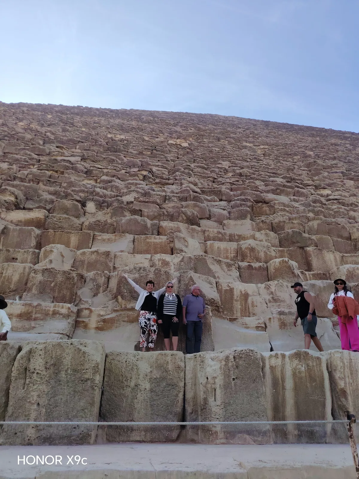 Kleine Reisegruppe bei einer privaten Tour an den Pyramiden von Gizeh mit Guide