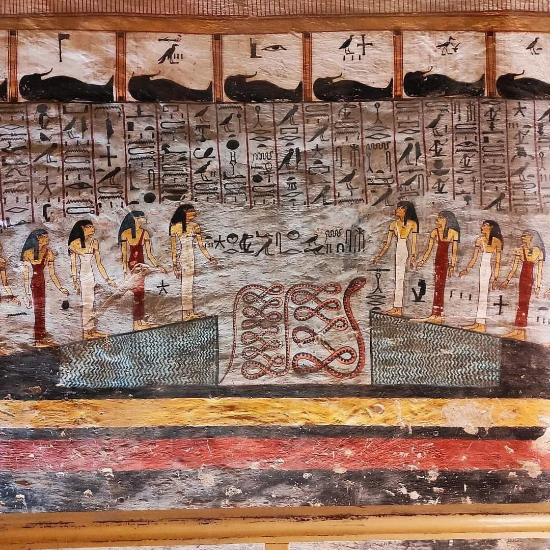 Alt&auml;gyptisches Wandgem&auml;lde im Tal der K&ouml;nige mit Hieroglyphen, Gottheiten und Schlangenmotiv in Luxor.