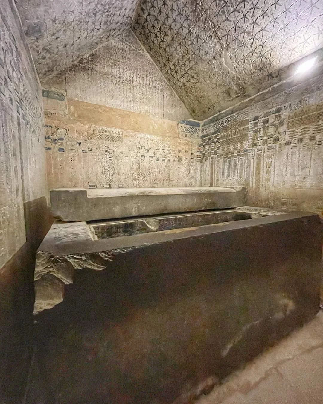 Steinsarkophag in bemalter Grabkammer im Tal der K&ouml;nige bei Luxor