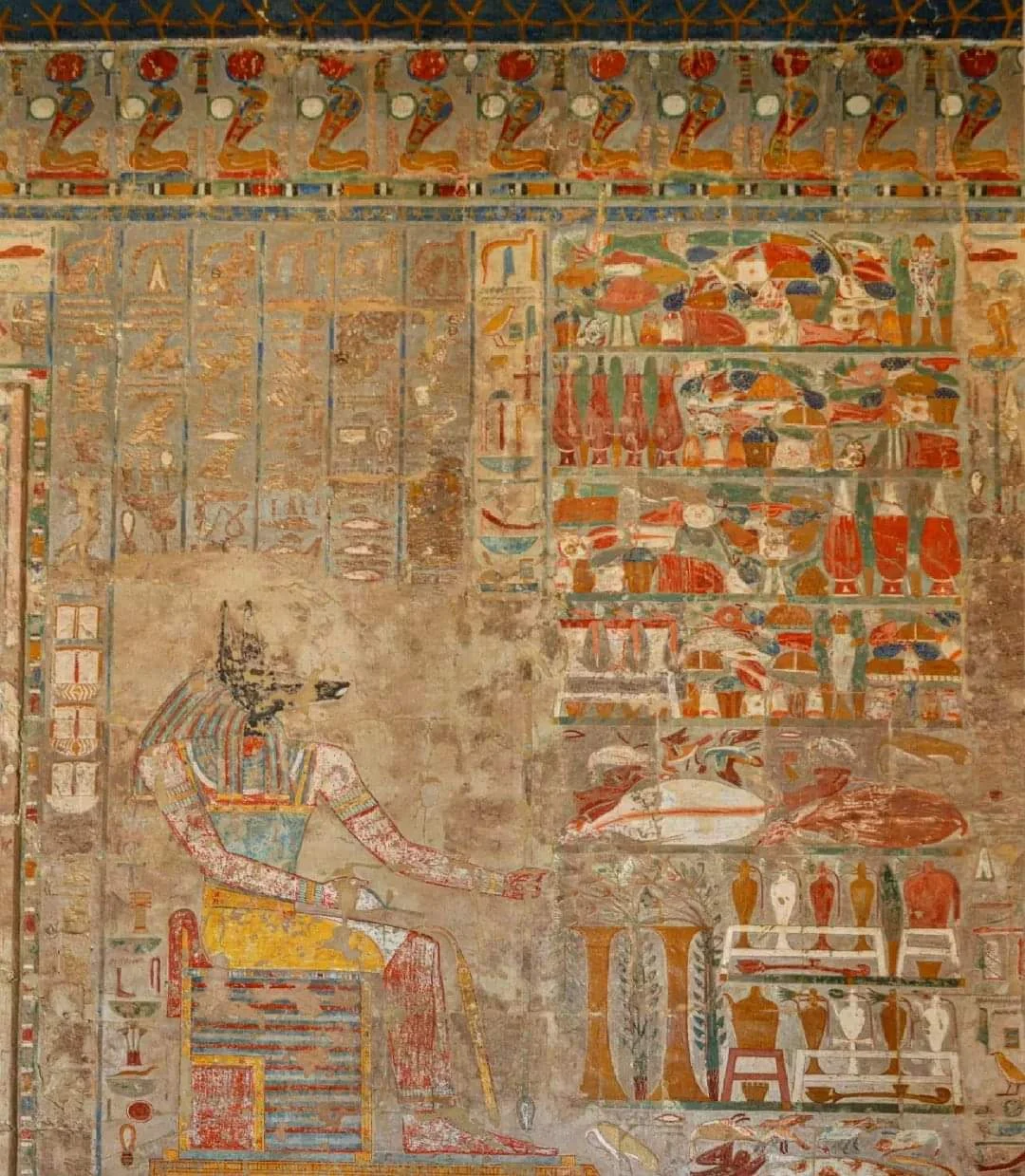 Farbenfrohes Wandgem&auml;lde mit dem Gott Anubis und Opfergaben im Tal der K&ouml;nige in Luxor.