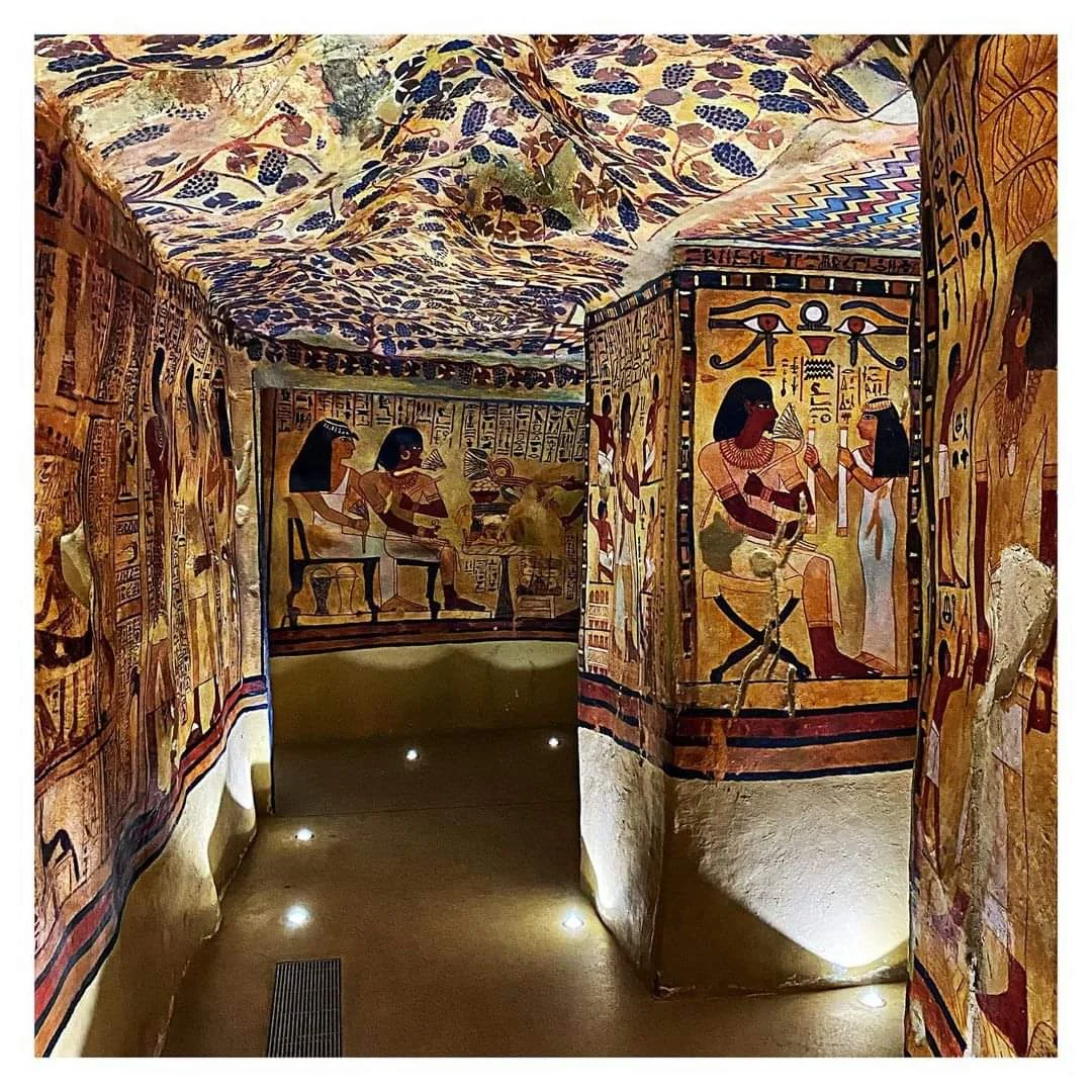 Bunt bemaltes Grab im Tal der K&ouml;nige mit alt&auml;gyptischen Wandmalereien und Deckenmuster in Luxor.