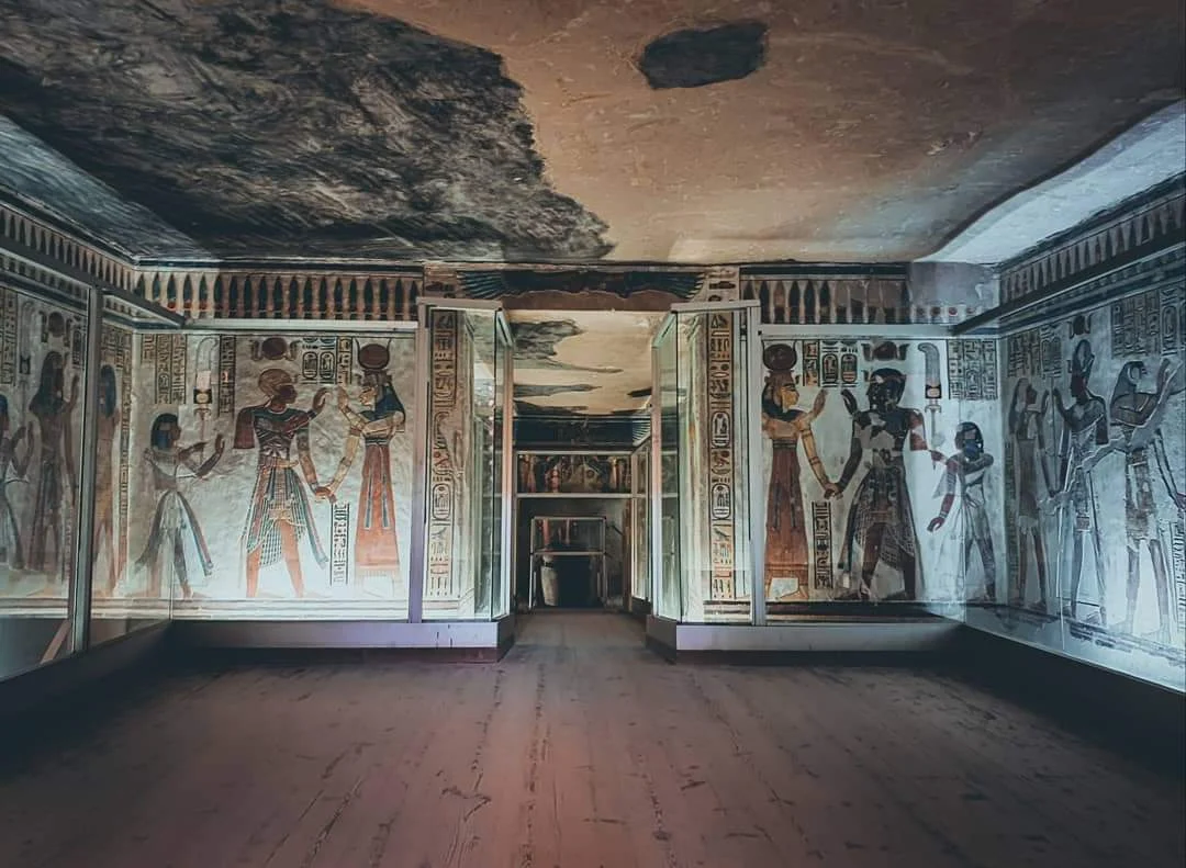 Bemalte Wandreliefs mit Hieroglyphen in einem Grab im Tal der K&ouml;nige, Luxor.