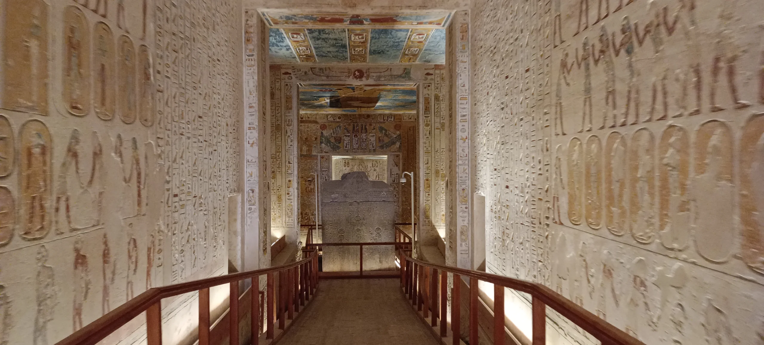 Bemalter Grabgang im Tal der K&ouml;nige bei Luxor mit Hieroglyphen und Sarkophag.