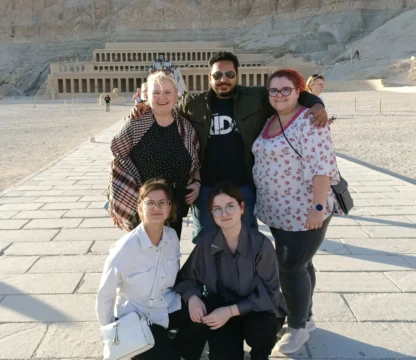 Reisegruppe posiert vor dem Hatschepsut-Tempel bei einem Tagesausflug von Hurghada nach Luxor.