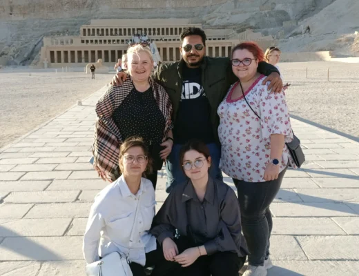 Reisegruppe posiert vor dem Hatschepsut-Tempel bei einem Tagesausflug von Hurghada nach Luxor.