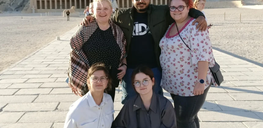 Reisegruppe posiert vor dem Hatschepsut-Tempel bei einem Tagesausflug von Hurghada nach Luxor.