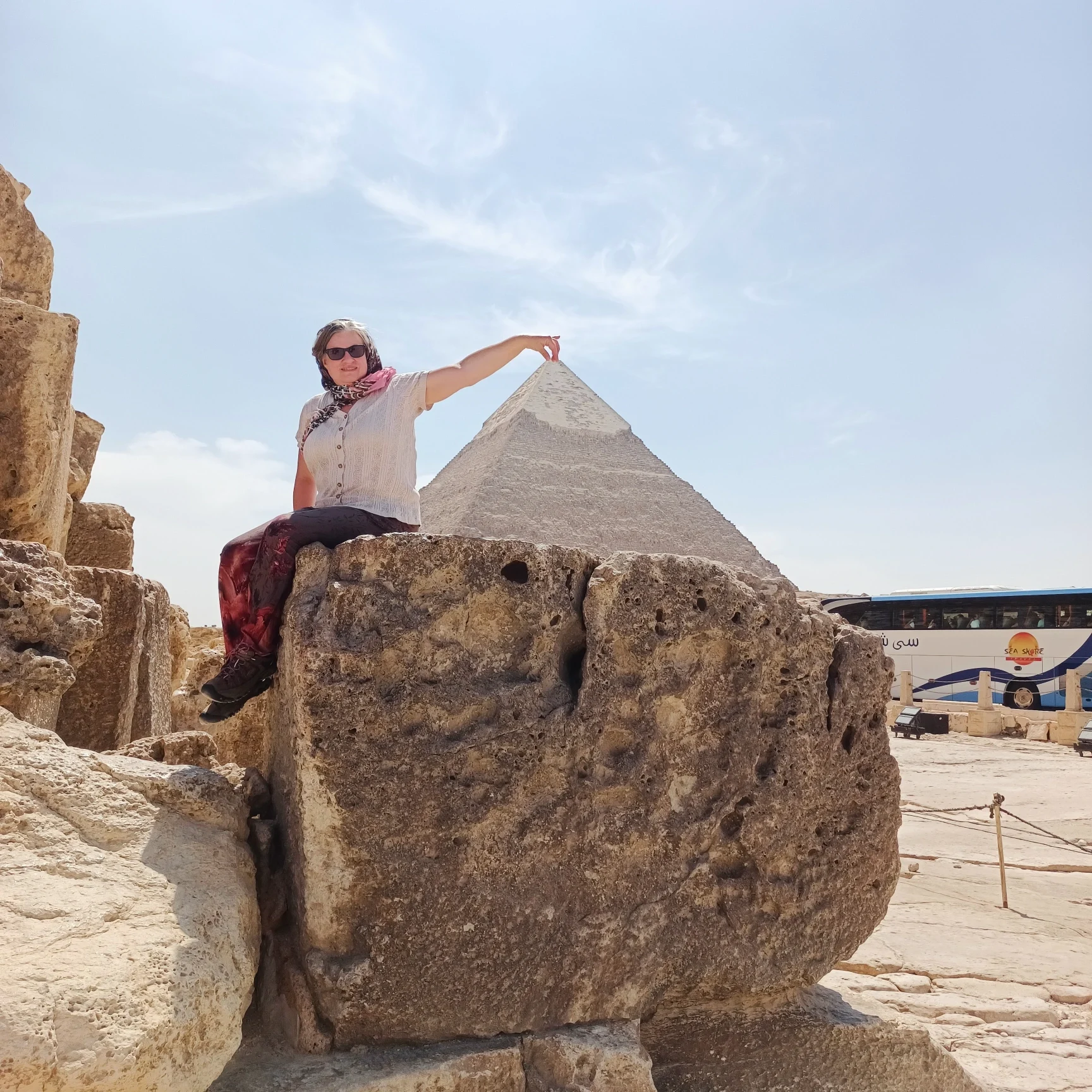 Touristin macht Perspektivfoto mit der Chephren-Pyramide in Gizeh
