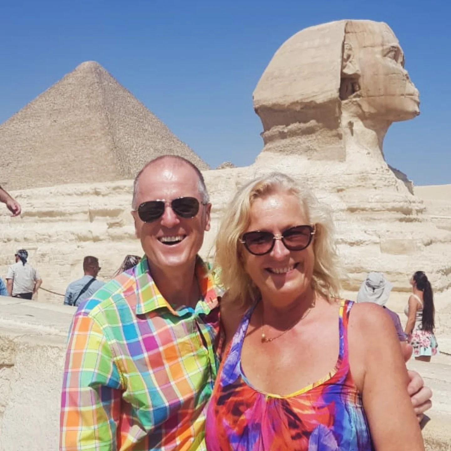 Touristenpaar vor der Sphinx und Cheops-Pyramide in Gizeh