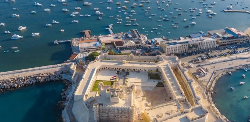 Luftaufnahme der Festung Qaitbay in Alexandria mit Booten im Mittelmeer und Blick auf die Stadt.