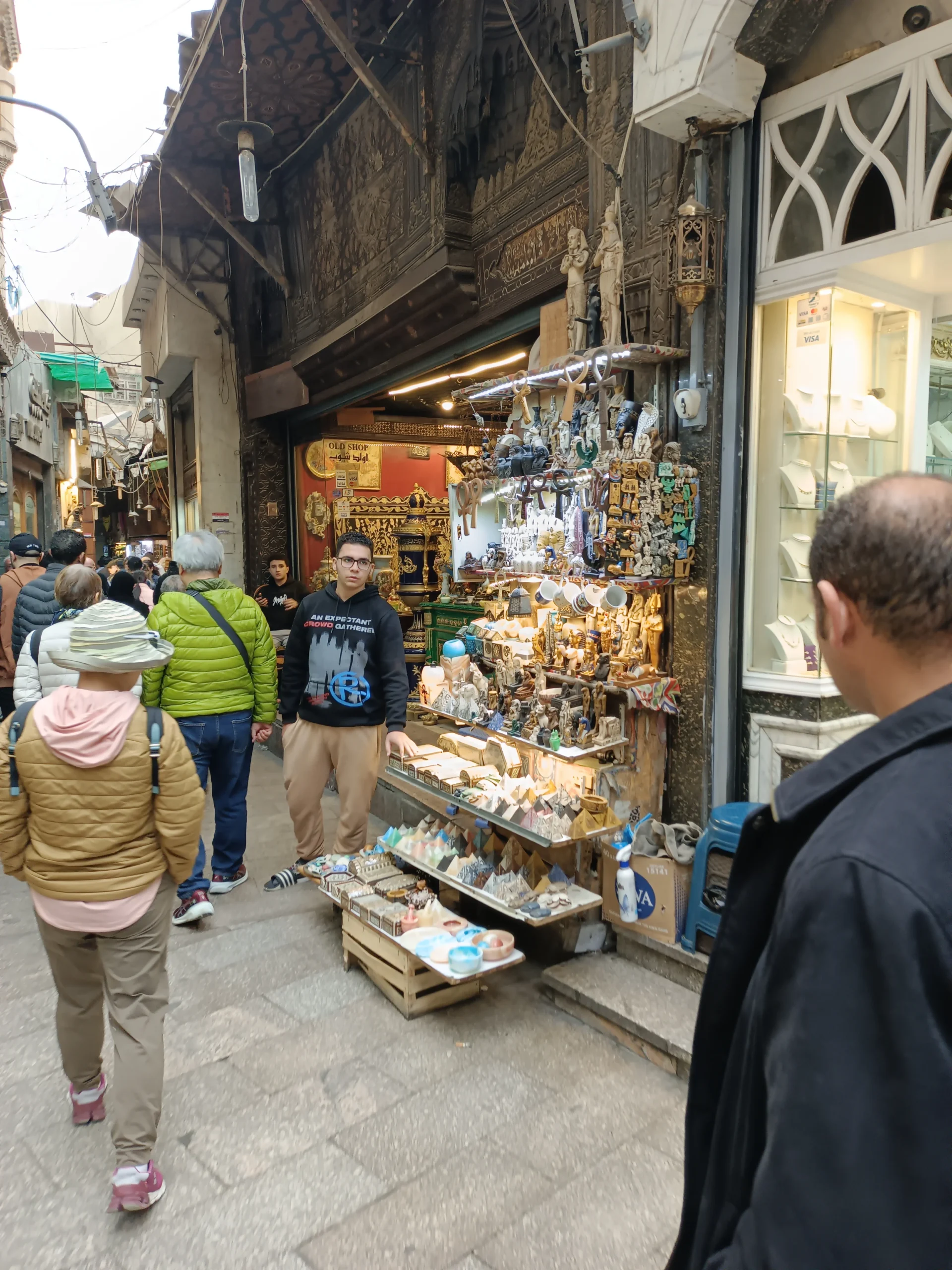 Souvenirstand mit &auml;gyptischen Figuren im Khan el-Khalili Basar in Kairo