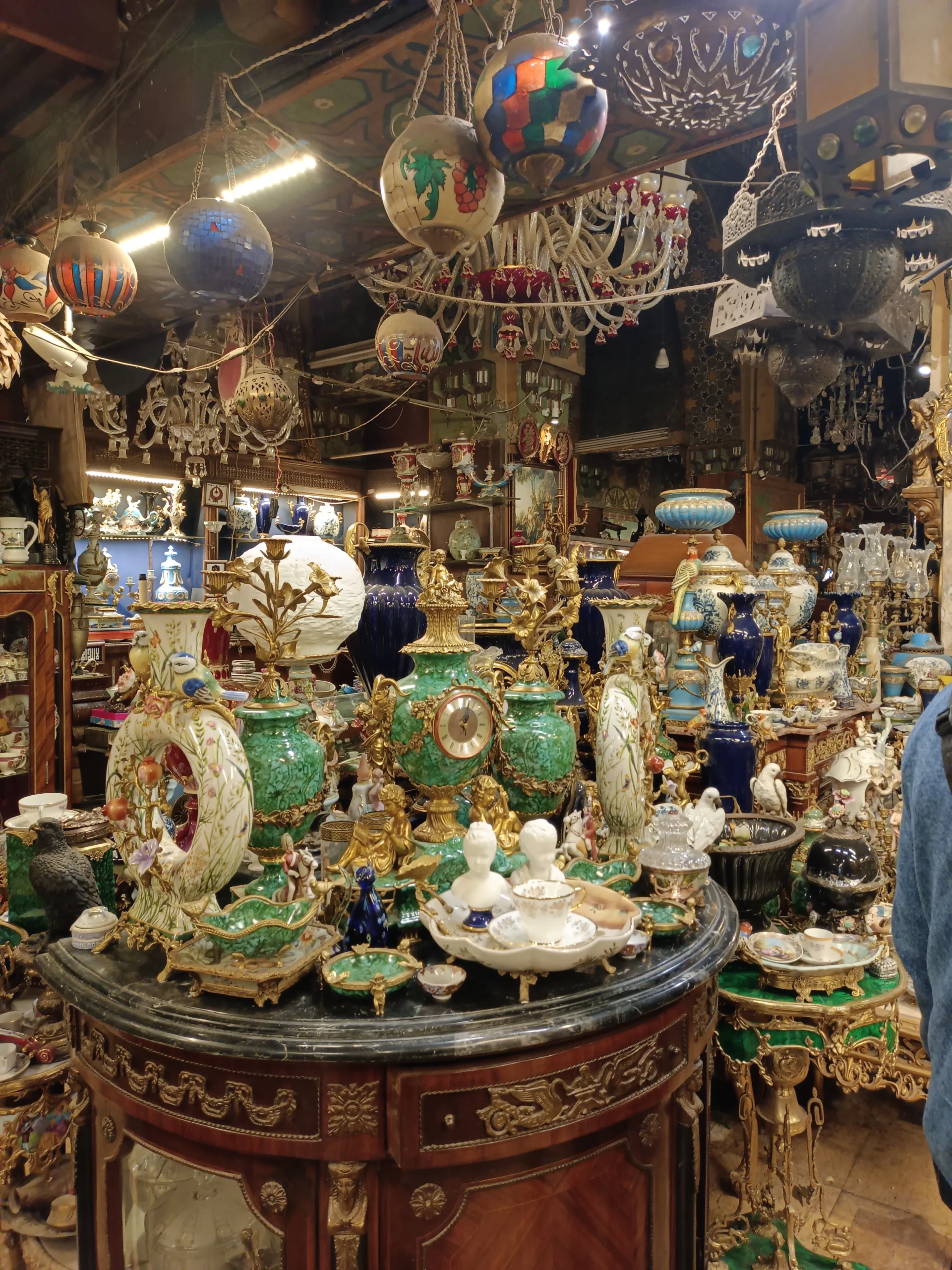Antiquit&auml;tenladen im Khan el-Khalili Basar in Kairo mit kunstvollen Vasen, Lampen und Porzellan.