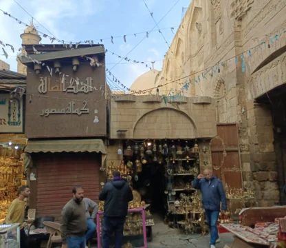 Handwerkerst&auml;nde mit Messingwaren in einer Gasse des Khan el-Khalili Basars in Kairo.