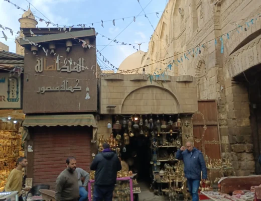 Handwerkerst&auml;nde mit Messingwaren in einer Gasse des Khan el-Khalili Basars in Kairo.