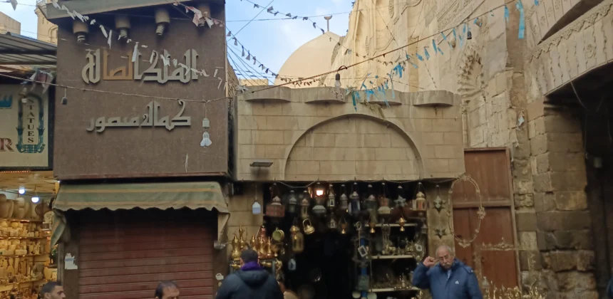 Handwerkerst&auml;nde mit Messingwaren in einer Gasse des Khan el-Khalili Basars in Kairo.