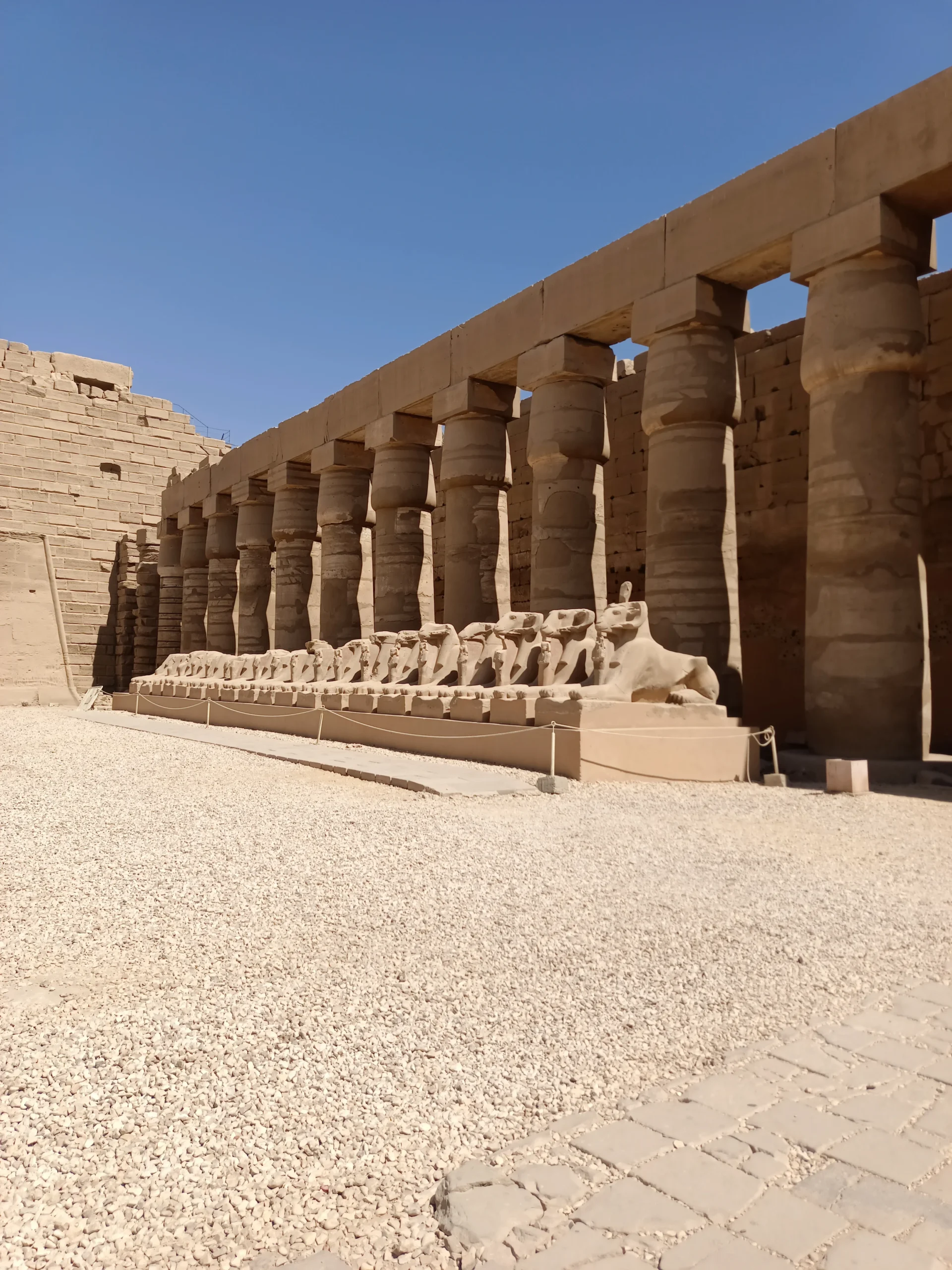 Widderköpfige Sphinxreihe und Säulengang im Karnak-Tempel bei Luxor.