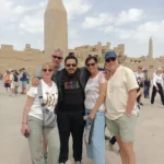 Touristengruppe mit Reiseleiter vor dem Obelisken im Karnak-Tempel in Luxor.