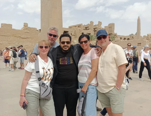 Touristengruppe mit Reiseleiter vor dem Obelisken im Karnak-Tempel in Luxor.