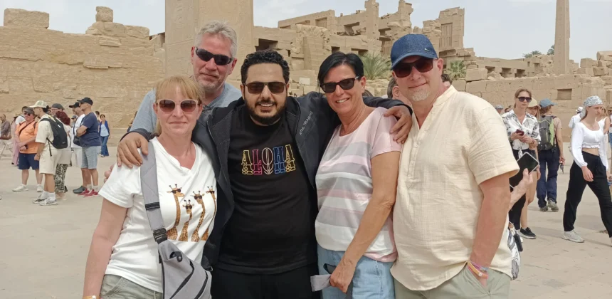 Touristengruppe mit Reiseleiter vor dem Obelisken im Karnak-Tempel in Luxor.