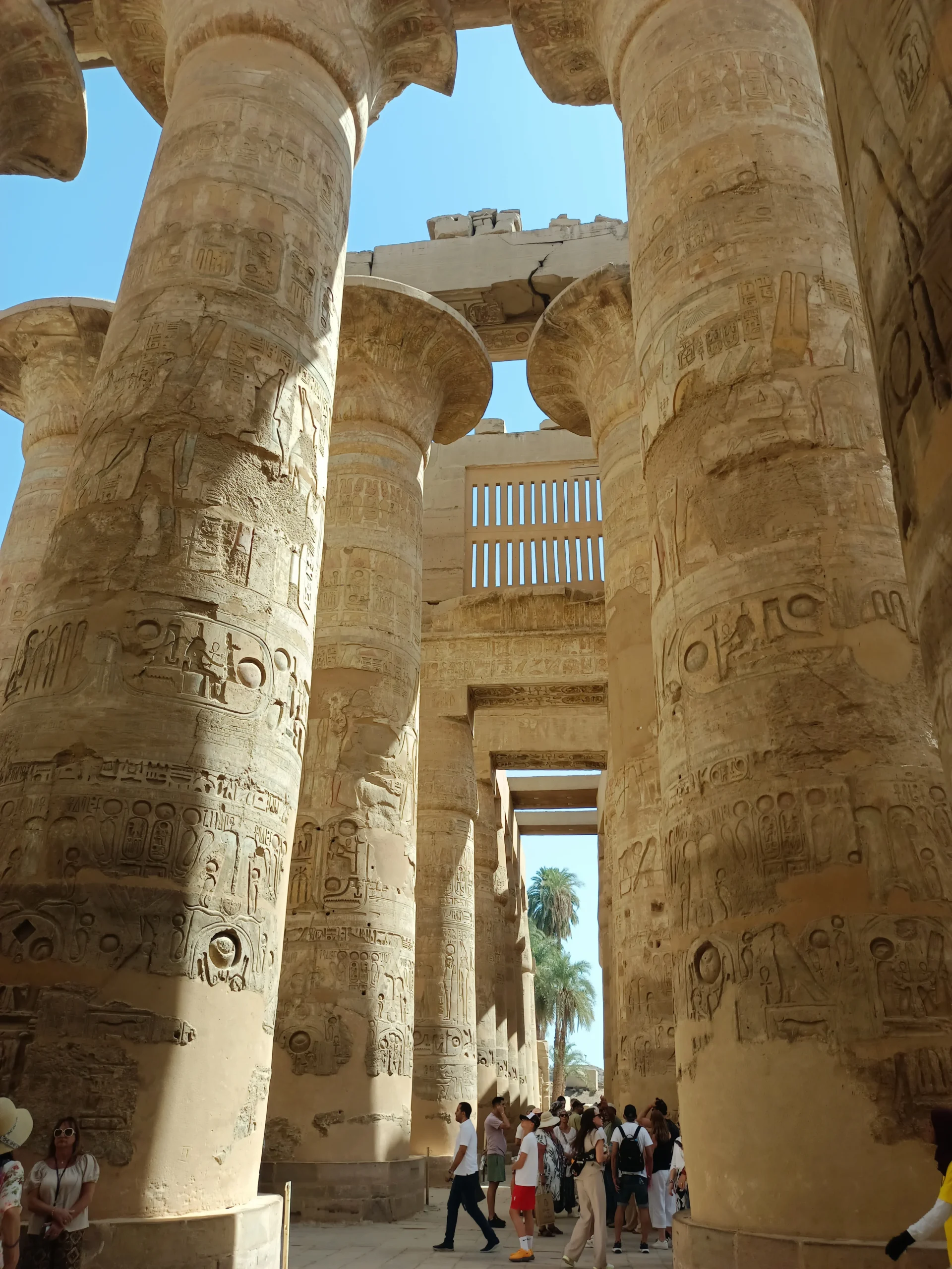 Große Säulenhalle des Karnak-Tempels in Luxor mit hieroglyphenverzierten Papyrussäulen.