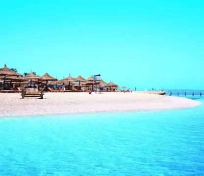 Sandstrand mit Strohschirmen und t&uuml;rkisfarbenem Meer in Hurghada