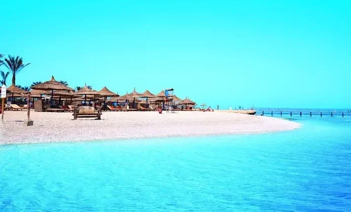Sandstrand mit Strohschirmen und t&uuml;rkisfarbenem Meer in Hurghada