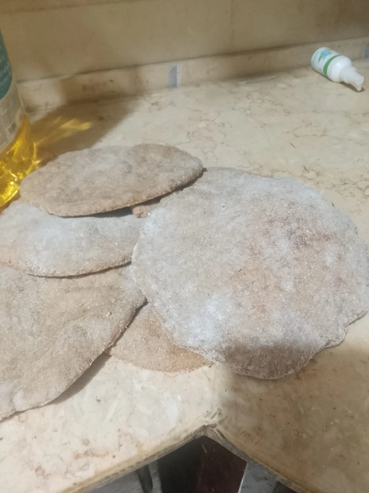 Frisch gebackenes &auml;gyptisches Fladenbrot Aish Baladi auf einer K&uuml;chentheke.