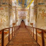 Bemalter Pharaonengrab-Gang mit Hieroglyphen im Tal der Könige bei Luxor