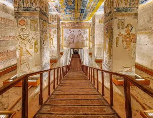 Bemalter Pharaonengrab-Gang mit Hieroglyphen im Tal der K&ouml;nige bei Luxor