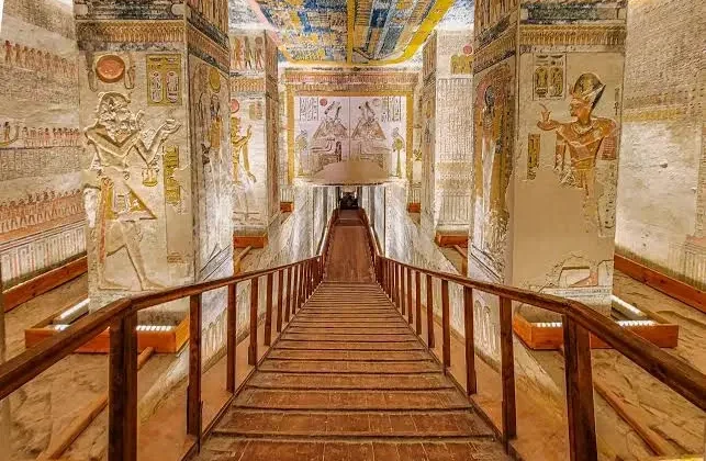 Bemalter Pharaonengrab-Gang mit Hieroglyphen im Tal der K&ouml;nige bei Luxor