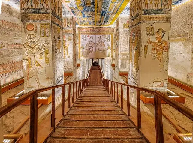 Bemalter Pharaonengrab-Gang mit Hieroglyphen im Tal der K&ouml;nige bei Luxor
