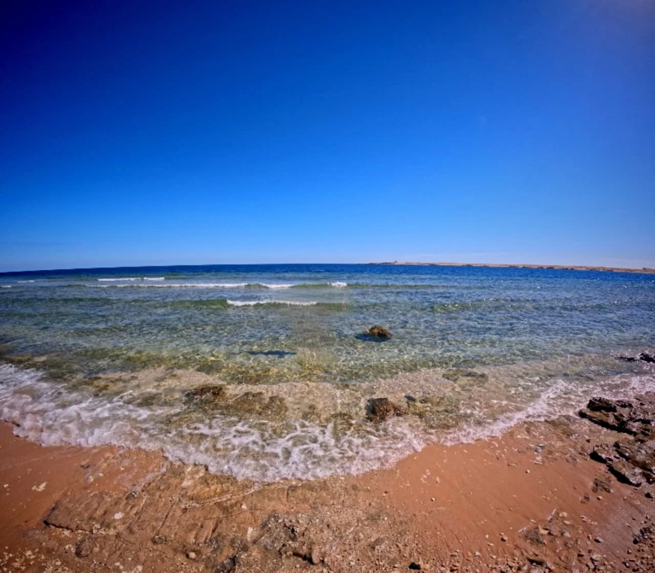 Klares t&uuml;rkisfarbenes Meer und Sandstrand an der K&uuml;ste von Hurghada, &Auml;gypten.