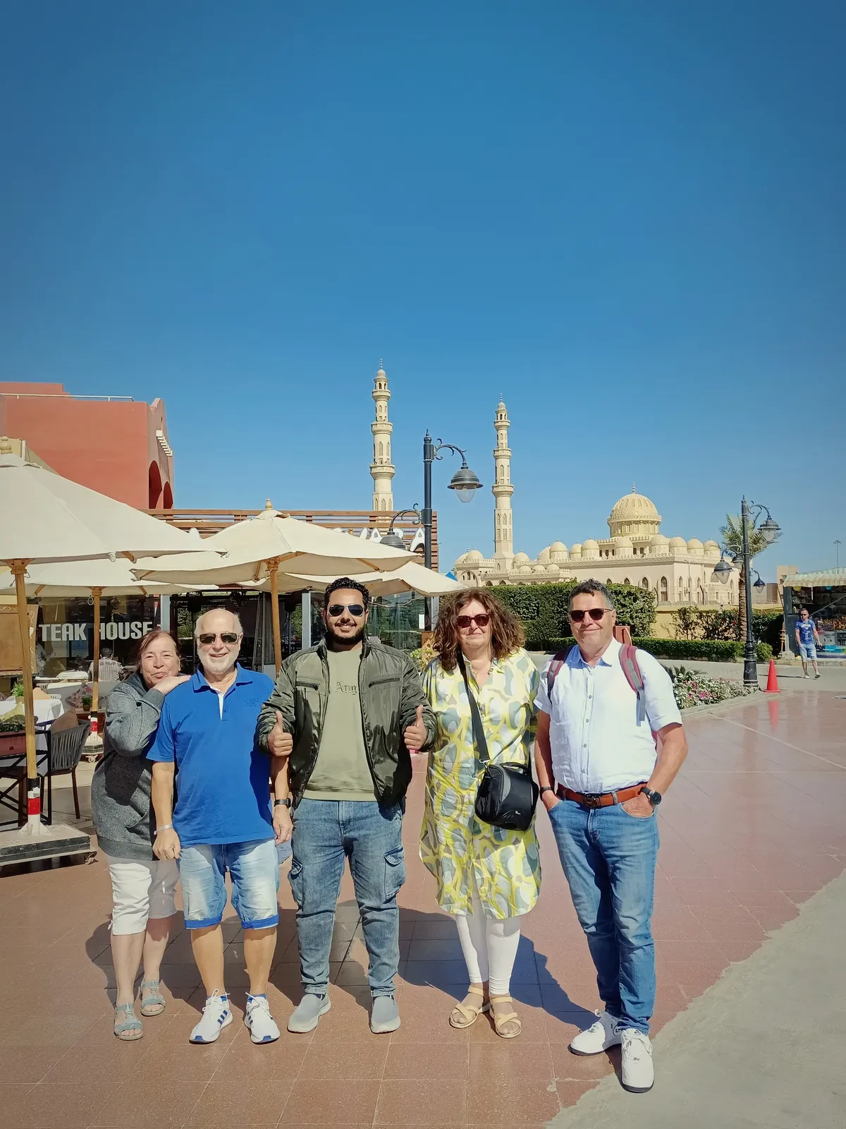 Touristengruppe mit Reiseleiter vor der Al-Mina-Moschee in Hurghada.
