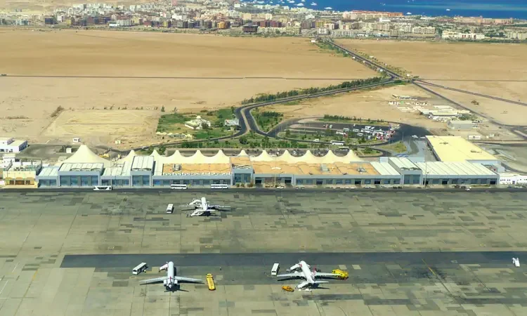 Luftaufnahme des Flughafens Hurghada mit Terminal, Flugzeugen und Rollfeld in der W&uuml;stenlandschaft &Auml;gyptens.