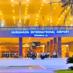 Eingangsbereich von Terminal 1 des Hurghada International Airport bei Abendd&auml;mmerung.