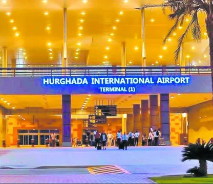 Eingangsbereich von Terminal 1 des Hurghada International Airport bei Abendd&auml;mmerung.