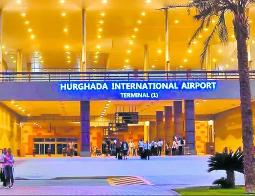 Eingangsbereich von Terminal 1 des Hurghada International Airport bei Abendd&auml;mmerung.