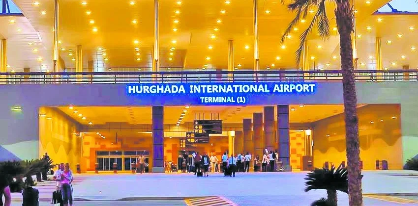 Eingangsbereich von Terminal 1 des Hurghada International Airport bei Abendd&auml;mmerung.