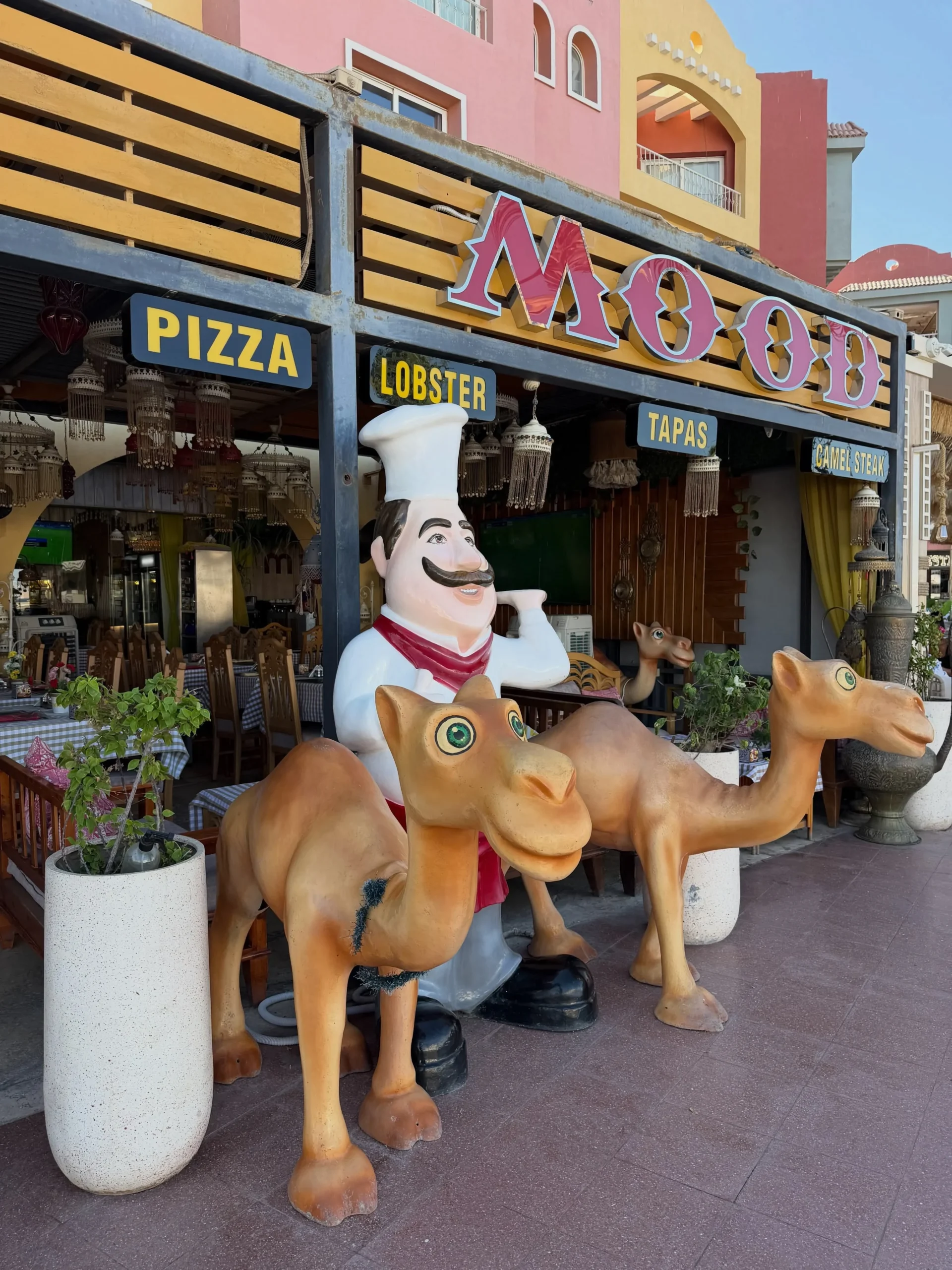 Restaurant mit Kamel-Figuren in Hurghada an der &auml;gyptischen K&uuml;ste.